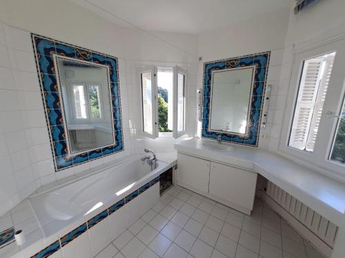 Ένα μπάνιο στο TourTour Guest Room