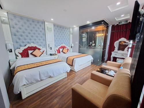 Postel nebo postele na pokoji v ubytování Kawasaki Noi Bai Airport Hotel