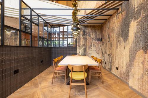 a dining room with a table and chairs at Acta Pirámides in Madrid