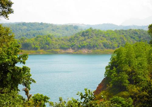 a view of a body of water with trees at Belihuloya Adventure Camp By Eco Team in Belihul Oya