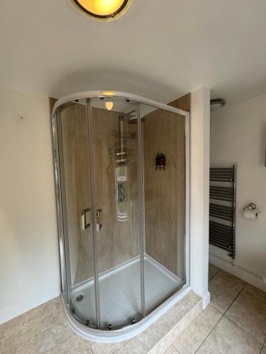 Ένα μπάνιο στο Spacious Home, Walk to City Centre & Free Parking