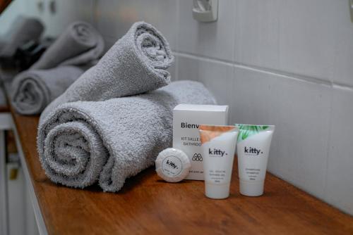 - un comptoir de salle de bains avec serviettes et autres articles de toilette dans l'établissement La Cachette - Logement Atypique Sous Les Toits, à Toulouse