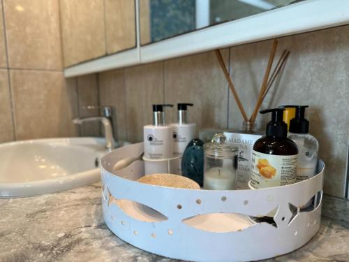 Un mostrador de baño con un recipiente para jabón y cosméticos. en Atlantik Sicht Unit 1, en Swakopmund