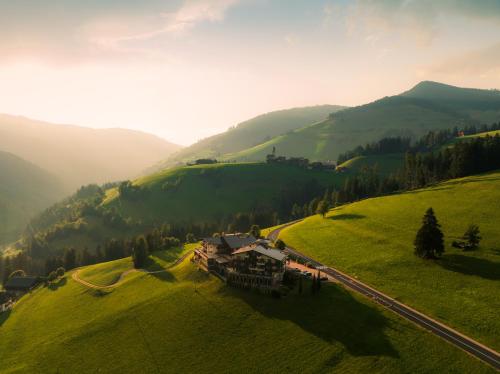 サン・ヴィジリオ・ディ・マレッベにあるBella Vista Hotel Emmaの緑地の家屋