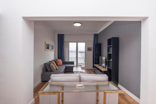 Posezení v ubytování Trendy Waterfront Apt with a Striking View