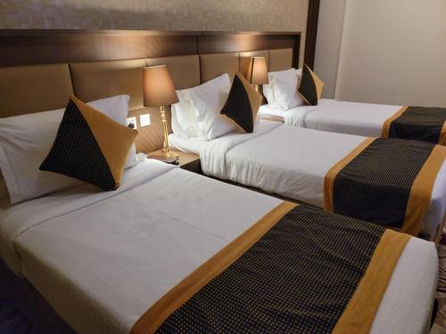 Postel nebo postele na pokoji v ubytování Al Ansar Palace Golden Tulip Hotel