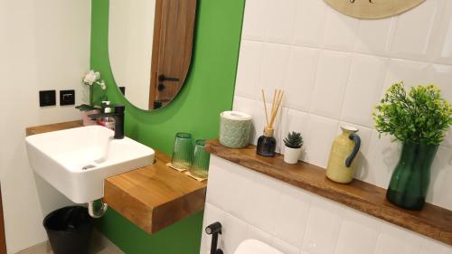 Un baño de Casa de Jingga - KBP with Aesthetic Pool, Fun for Family & Friends, Near Whoosh High Speed Train
