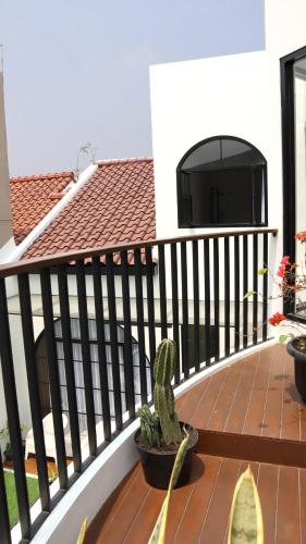Un balcón o terraza de Casa de Jingga - KBP with Aesthetic Pool, Fun for Family & Friends, Near Whoosh High Speed Train