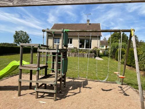 - une balançoire dans une cour avec une maison dans l'établissement Maison de campagne en Champagne, à Coupéville