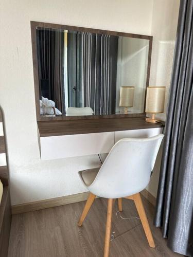 a white chair in a room with a mirror at Pine Villa in Tang Jran Dring