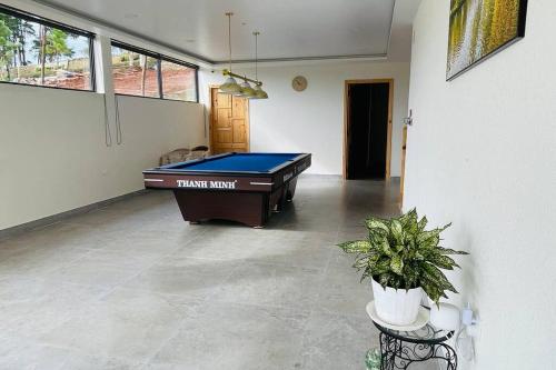 a living room with a pool table in it at Pine Villa in Tang Jran Dring