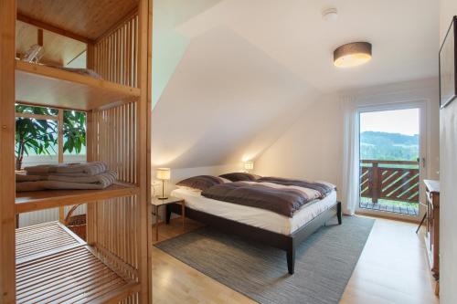 una camera da letto con un letto e una finestra di Ferienwohnung Fellagrün a Unterbierbronnen