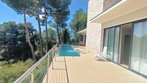 une villa avec une piscine sur un balcon dans l'établissement Contemporary california style property, Sleep 5, à Tourrettes-sur-Loup