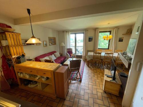 un salon avec un canapé et une table dans l'établissement Gardiole IV, au Monêtier-les-Bains