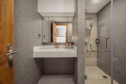 Vernal Hotel & Apartment Da Nangにあるバスルーム
