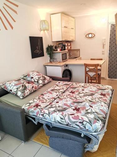 a small bedroom with a bed in a kitchen at Le Sunshine - 2 people studio & Todler - Cosy - Porte des Lilas in Les Lilas