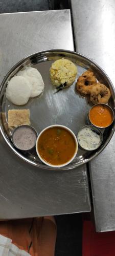 Mâncare la sau în apropiere de acest complex