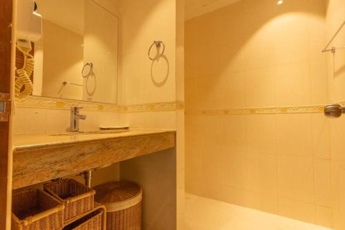 Ένα μπάνιο στο Cozy 1BR Poolside Apartment with Scenic Balcony C132