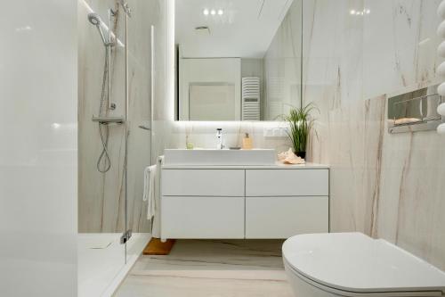 Ένα μπάνιο στο Shelter Luxury Apartament