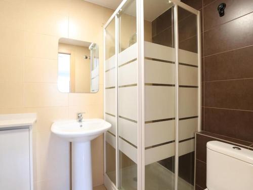 卡耐特蒂贝兰格Contemporaneo y perfecto para sus vacaciones的浴室配有洗手池和玻璃淋浴房