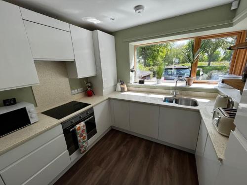 Køkken eller tekøkken på 2 Bedroom Eco House with South Facing Balcony