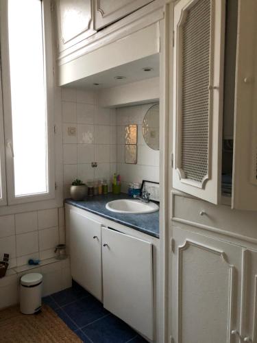 une salle de bain avec un lavabo et un miroir dans l'établissement Studio lumineux quartier Baille, à Marseille