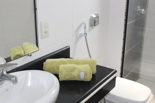 Ένα μπάνιο στο Anfitrioca Apartamento Infraestrutura Total Vila Isabel