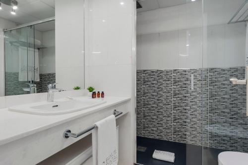 Kúpeľňa v ubytovaní Moderno y luminoso apartamento en Las Gaviotas- Puerto Banús