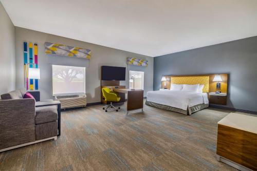 Postel nebo postele na pokoji v ubytování Hampton Inn & Suites Brenham