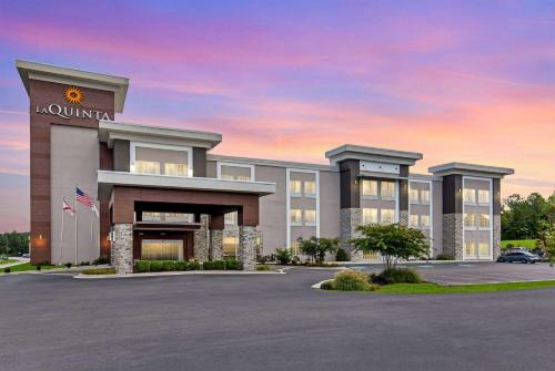 a rendering of the front of a hotel at La Quinta by Wyndham Cullman in Cullman