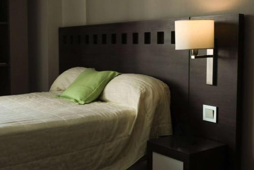 Ένα ή περισσότερα κρεβάτια σε δωμάτιο στο Days Inn & Suites by Wyndham La Plata