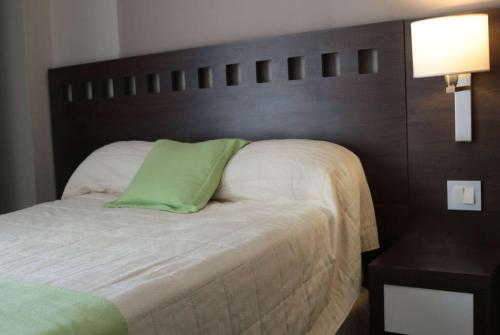 Ένα ή περισσότερα κρεβάτια σε δωμάτιο στο Days Inn & Suites by Wyndham La Plata