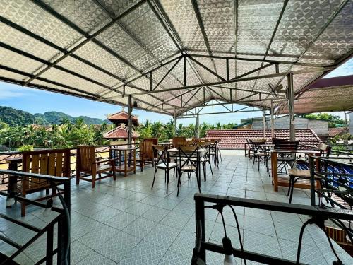 un ristorante con tavoli e sedie e un tetto di Downtown Backpacker Hostel a Ninh Binh
