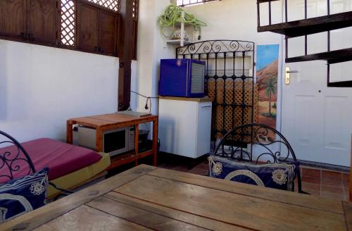 ein Wohnzimmer mit einem Sofa, einem Tisch und einem TV in der Unterkunft Los Abencerrajes-Almería in Almería