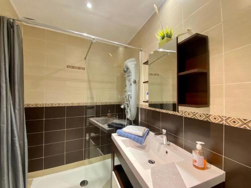 une salle de bain avec un lavabo et une douche dans l'établissement LAVANDE Classé 3 Etoiles centre ancien port plages by LaConciergerie13, à La Ciotat