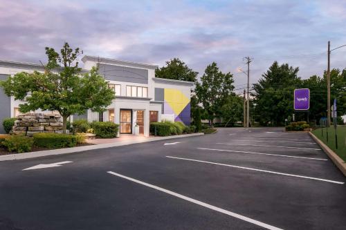 an empty parking lot in front of a building at Spark By Hilton Hummelstown Hershey in Hummelstown