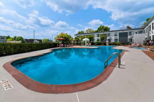 a swimming pool at a resort with a building at Spark By Hilton Hummelstown Hershey in Hummelstown