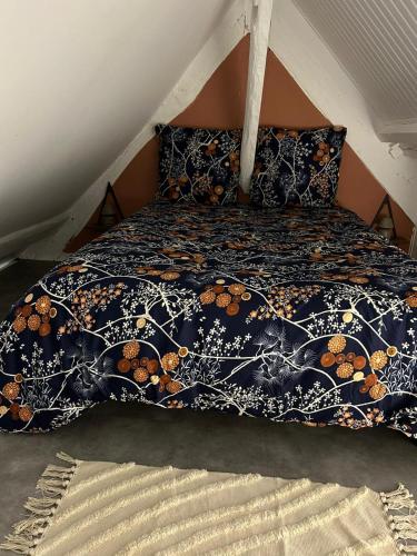 - un lit avec une couverture et des oreillers dans l'établissement Bubble Sweet, à Montmorency