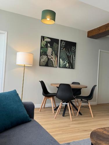 un salon avec une table et des chaises dans l'établissement G2 Joli 2 pièces calme RDC coté jardin centre Angouleme, à Angoulême