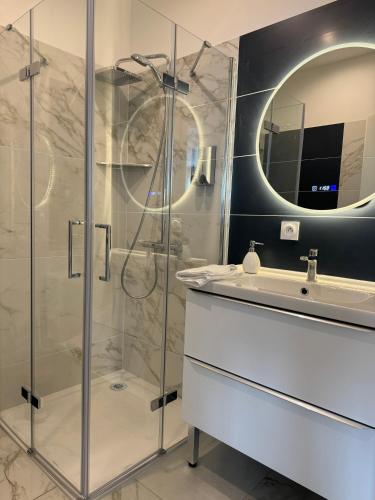 une salle de bain avec un lavabo et une douche dans l'établissement G2 Joli 2 pièces calme RDC coté jardin centre Angouleme, à Angoulême