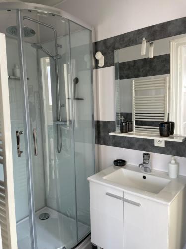 a bathroom with a glass shower and a sink at Parfait pour visiter ou travailler près de Paris - Makalu in Clamart