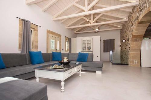 Χώρος καθιστικού στο Villa Antonousa - Private Pool Oasis