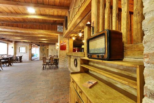 a television sitting on a wooden counter in a restaurant at Hotel Stara Skola in Sloup
