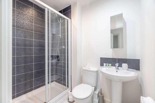 a bathroom with a shower and a toilet and a sink at Modern Home - Slough, Heathrow, Pinewood - Parking in Langley Marish