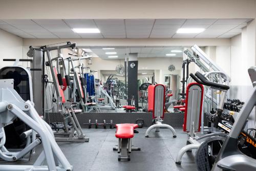a gym with a lot of treadms and machines at EnjoyGranada EMIR 3B y Parking in Granada