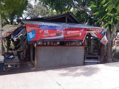 a small shop with umbrellas on top of it at Seabreeze Guesthouse in Mocpoc Sur