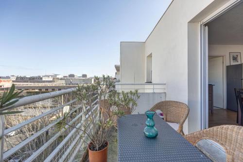 une table et des chaises sur un balcon avec vue dans l'établissement GuestReady - Beau Séjour près de Saint-Michel, à Bordeaux