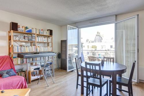 - un salon avec une table à manger et une fenêtre dans l'établissement GuestReady - Beau Séjour près de Saint-Michel, à Bordeaux