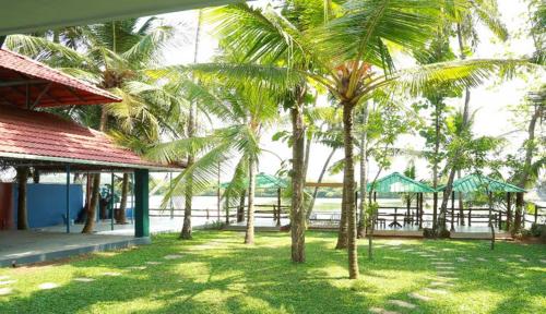 a group of palm trees next to a building at Vista Al Rio in Māttūl