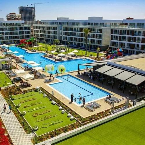 an overhead view of a large swimming pool at xo courtyard long beach in Iskele